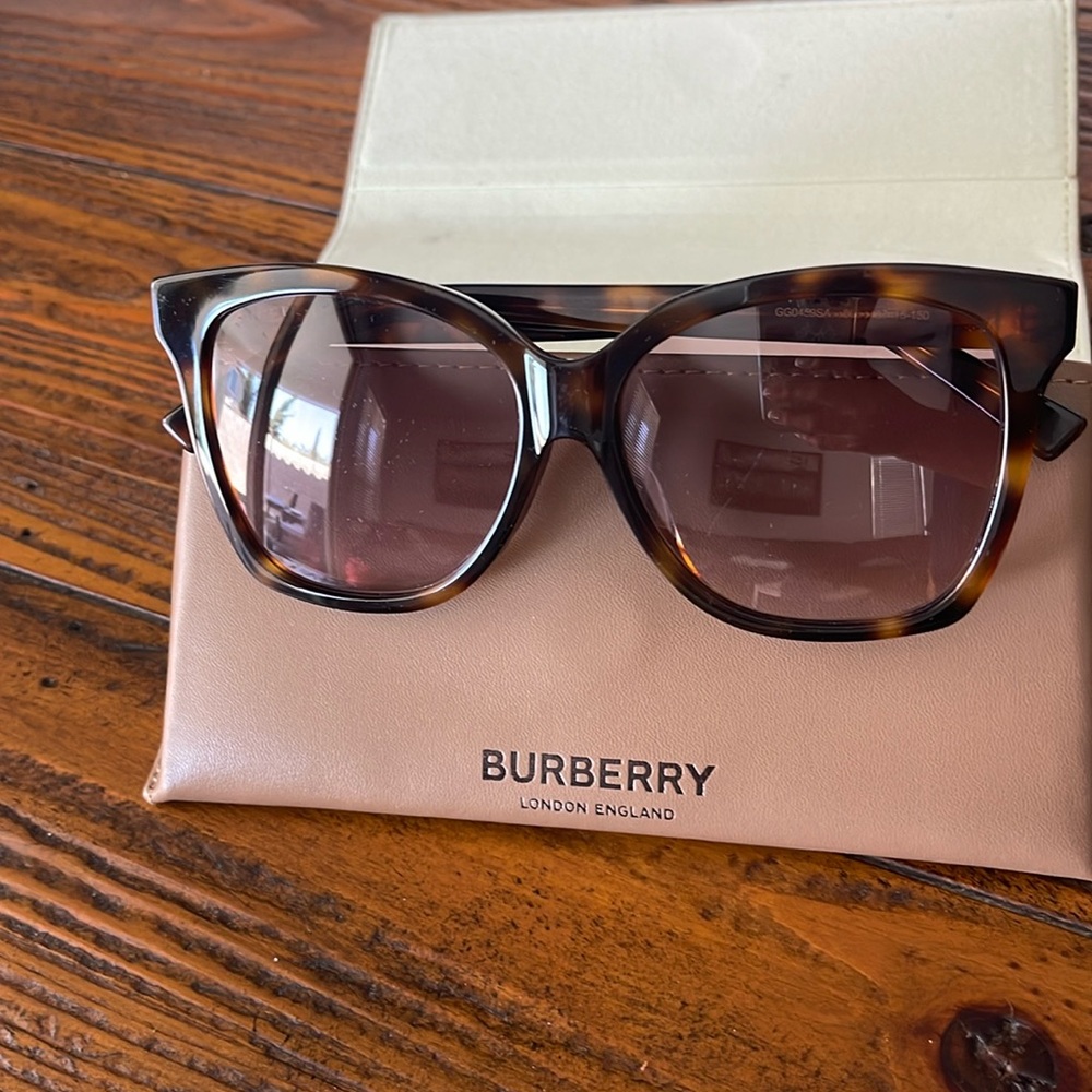 BURBERRY Leather Sunglasses Case fits oversized glasses in Tan and Velvet Cream